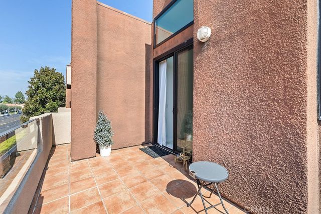 7826 Topanga Canyon Boulevard 301, Canoga Park, CA 91304