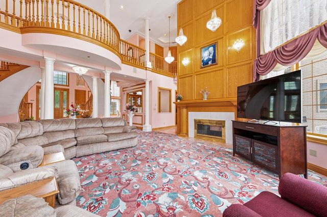 N78W13031 Country Club COURT, Menomonee Falls, WI 53051