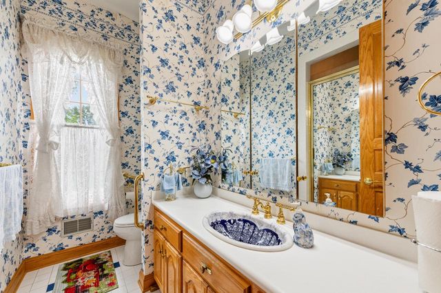 N78W13031 Country Club COURT, Menomonee Falls, WI 53051