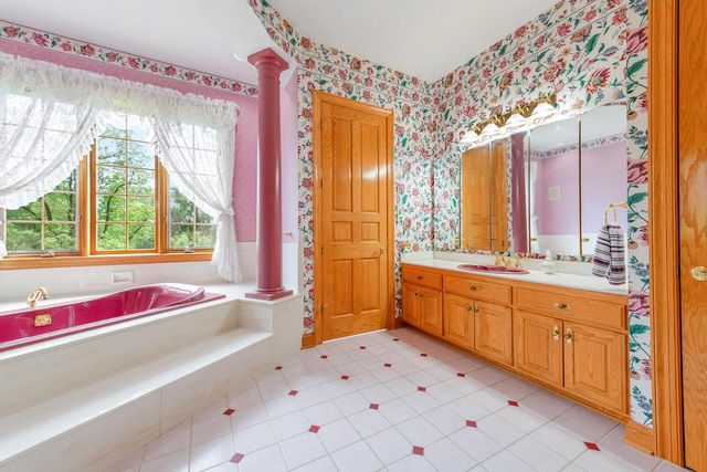 N78W13031 Country Club COURT, Menomonee Falls, WI 53051