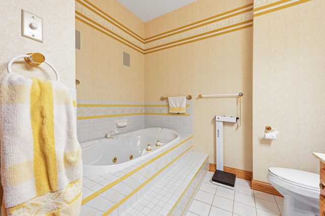 N78W13031 Country Club COURT, Menomonee Falls, WI 53051
