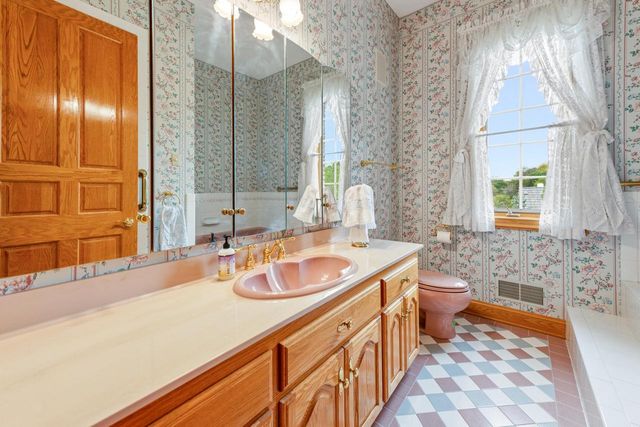 N78W13031 Country Club COURT, Menomonee Falls, WI 53051