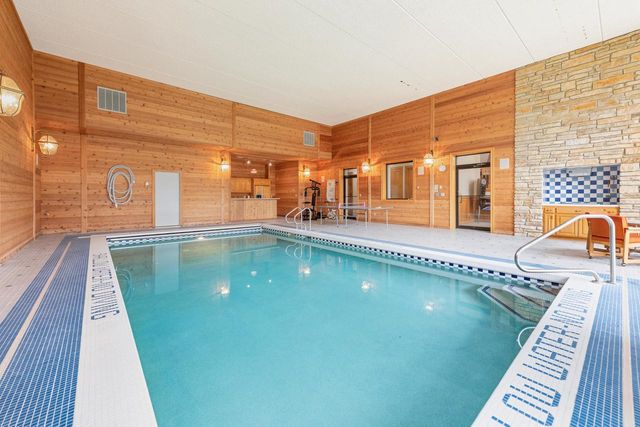 N78W13031 Country Club COURT, Menomonee Falls, WI 53051