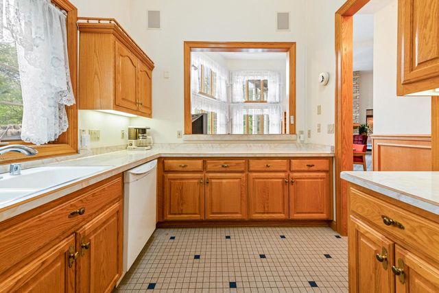 N78W13031 Country Club COURT, Menomonee Falls, WI 53051