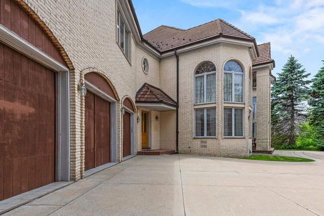 N78W13031 Country Club COURT, Menomonee Falls, WI 53051
