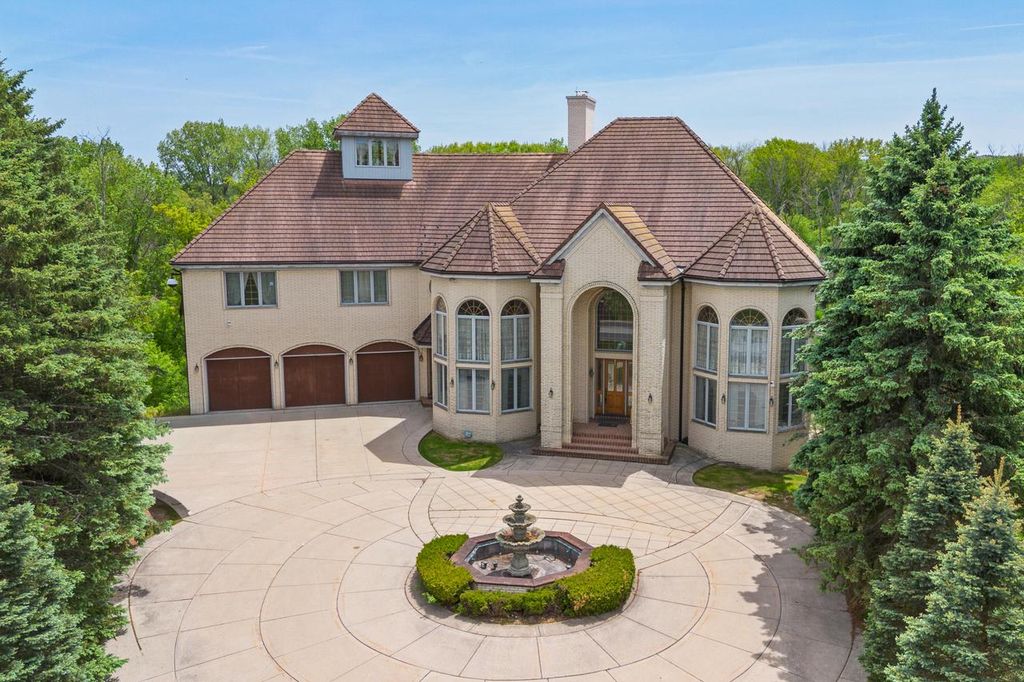 N78W13031 Country Club COURT, Menomonee Falls, WI 53051