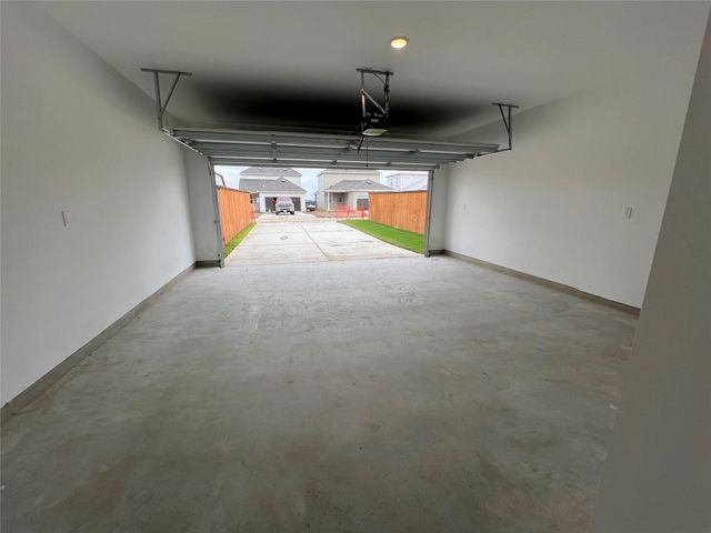 204 Doodle LN, Hutto, TX 78634