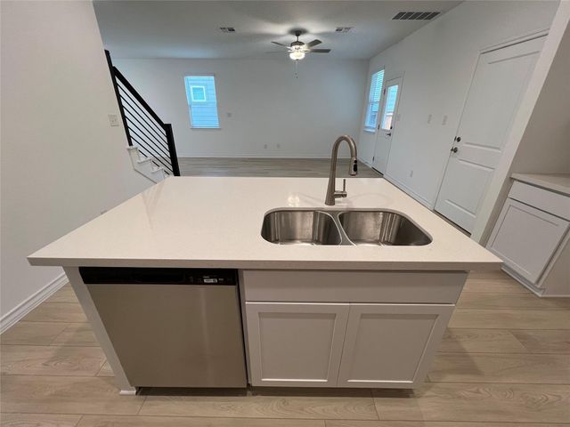 204 Doodle LN, Hutto, TX 78634