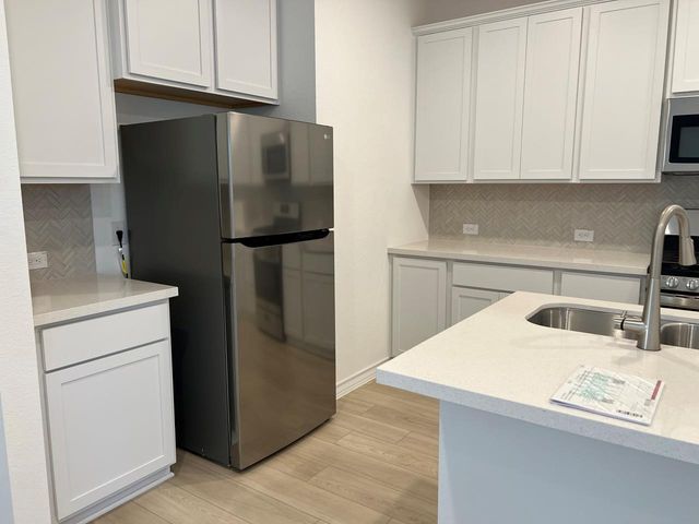 204 Doodle LN, Hutto, TX 78634