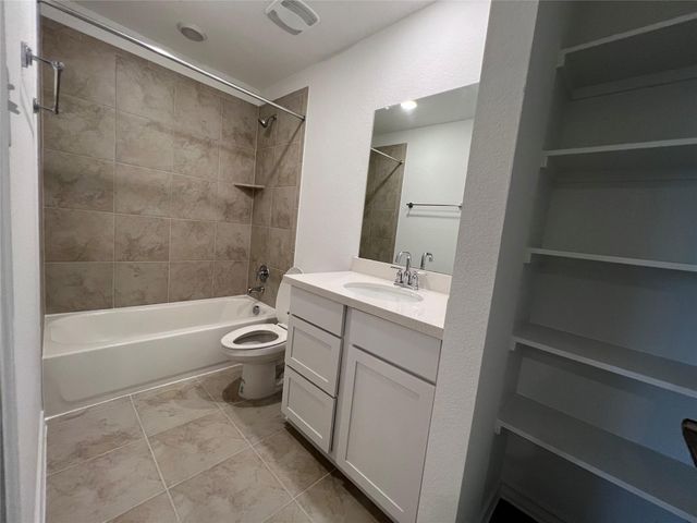 204 Doodle LN, Hutto, TX 78634