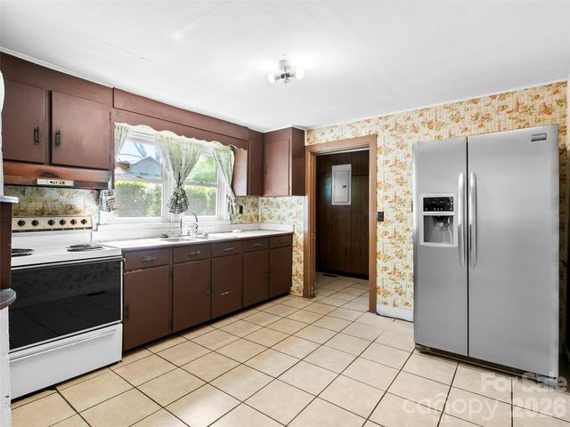 203 Dundee Street, Hendersonville, NC 28791