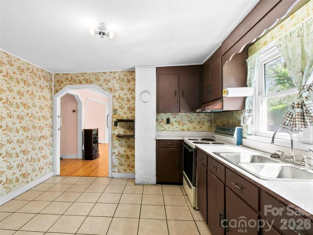 203 Dundee Street, Hendersonville, NC 28791