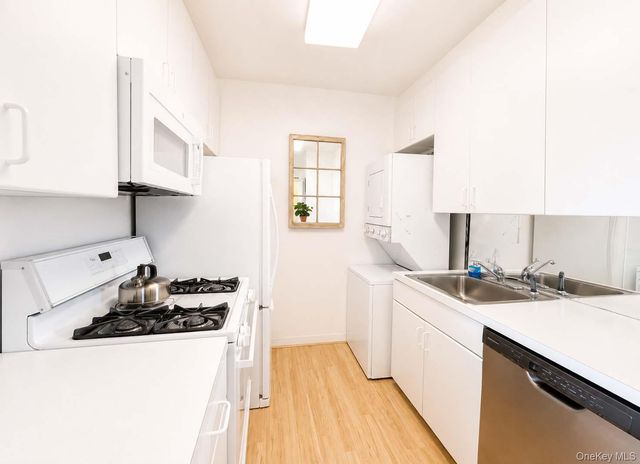 26910 Grand Central Parkway 6T, Floral Park, NY 11005
