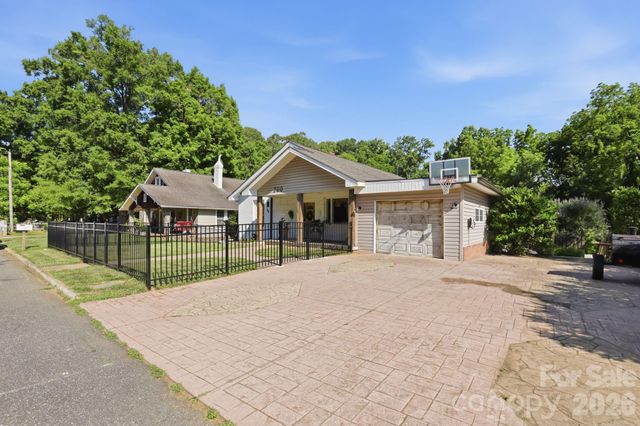 200 Feimster Street, Statesville, NC 28677