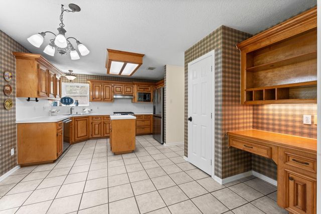 6221 Ranch Lake Drive, Magnolia, TX 77354