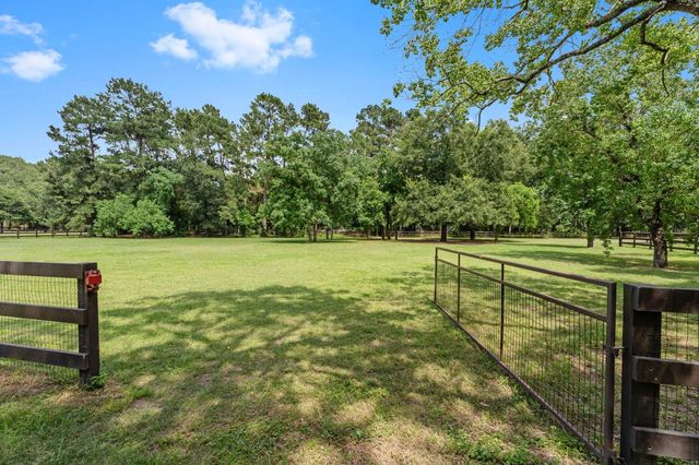 6221 Ranch Lake Drive, Magnolia, TX 77354
