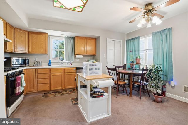 55 LAKEVIEW DR, Elverson, PA 19520