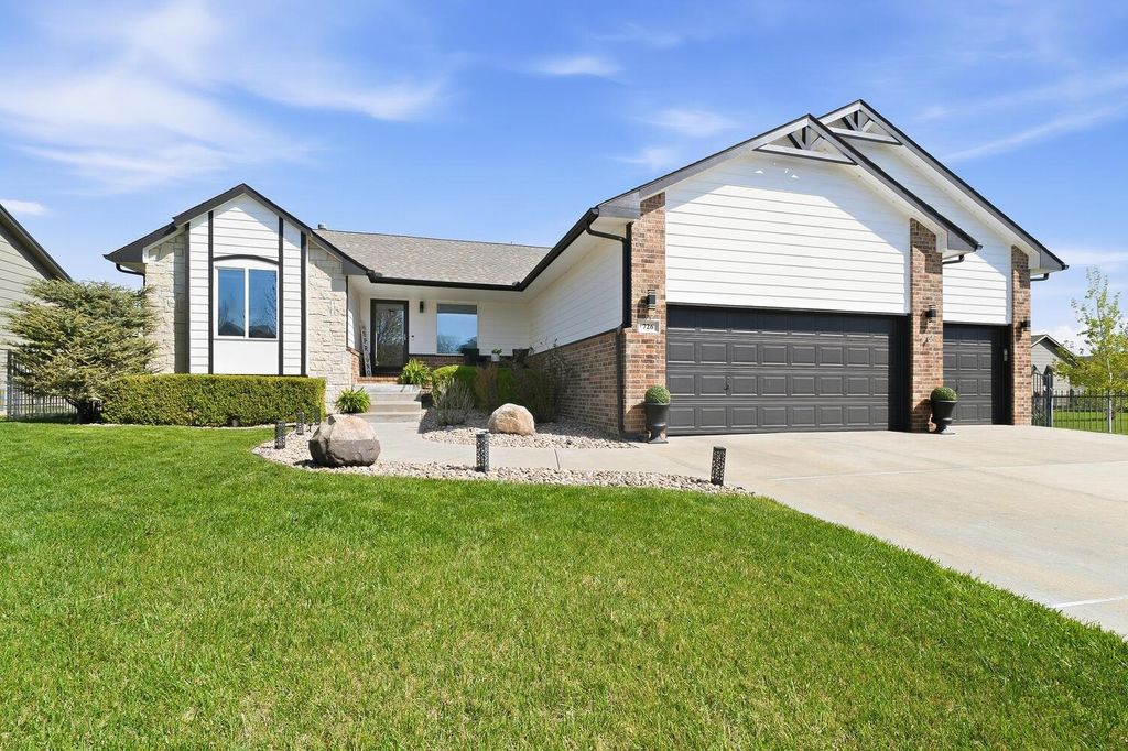 726 Sandstone Ct, Andover, KS 67002