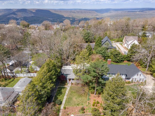 302 Laurel Lane, Lookout Mountain, TN 37350