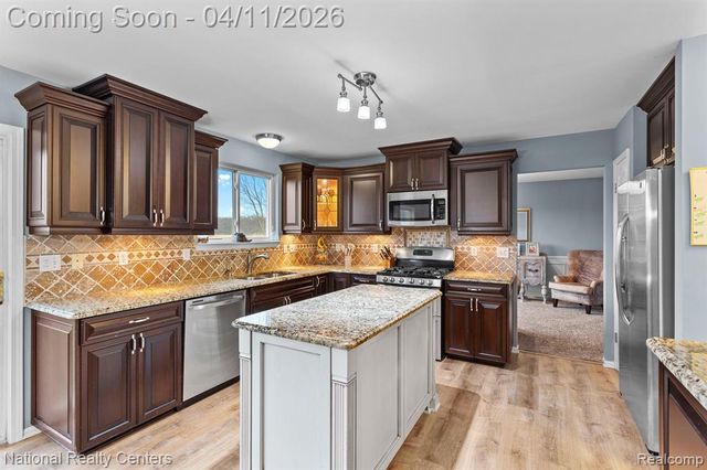 316 Lenox Lane, Brighton, MI 48114