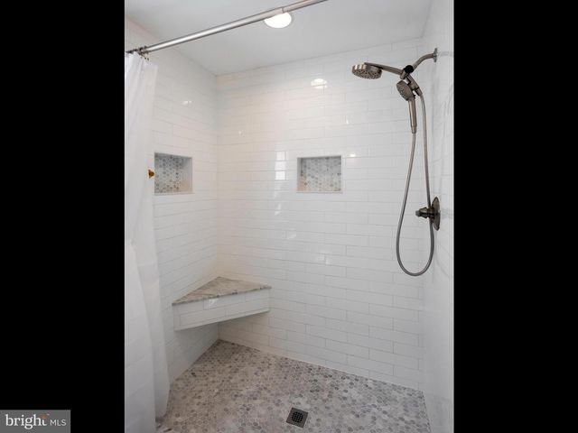 125 CLOVER HILL LN, Wayne, PA 19087