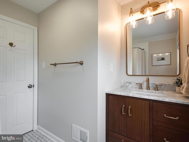 125 CLOVER HILL LN, Wayne, PA 19087