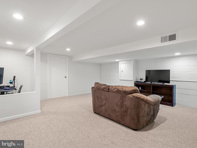 125 CLOVER HILL LN, Wayne, PA 19087