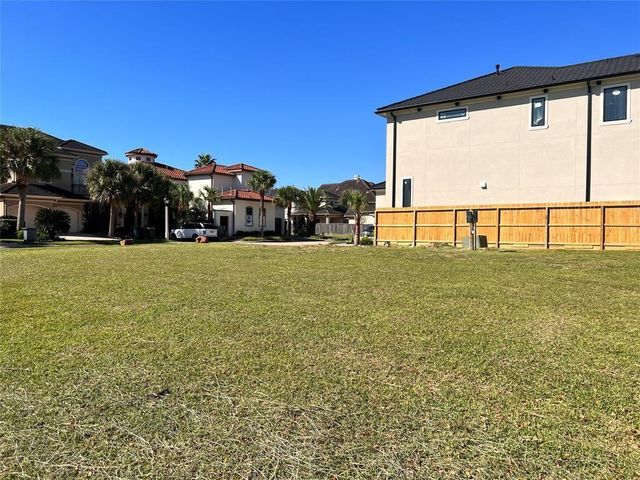 716 Harborside Way, Kemah, TX 77565