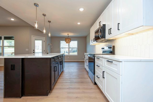 1197 W Warren Avenue, Ozark, MO 65721