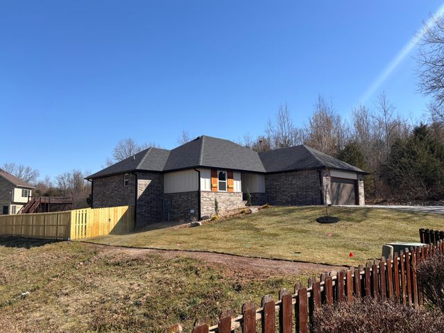 1197 W Warren Avenue, Ozark, MO 65721
