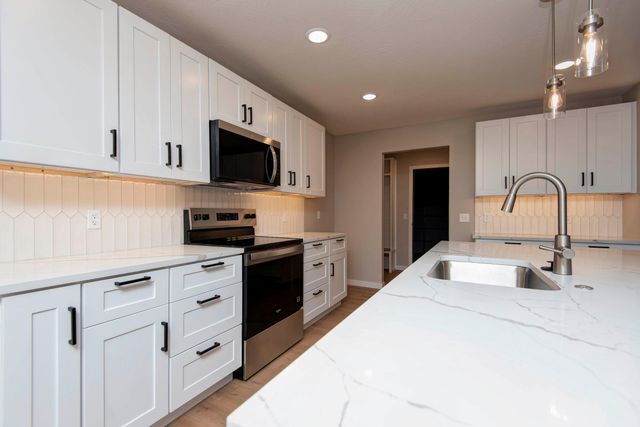 1197 W Warren Avenue, Ozark, MO 65721