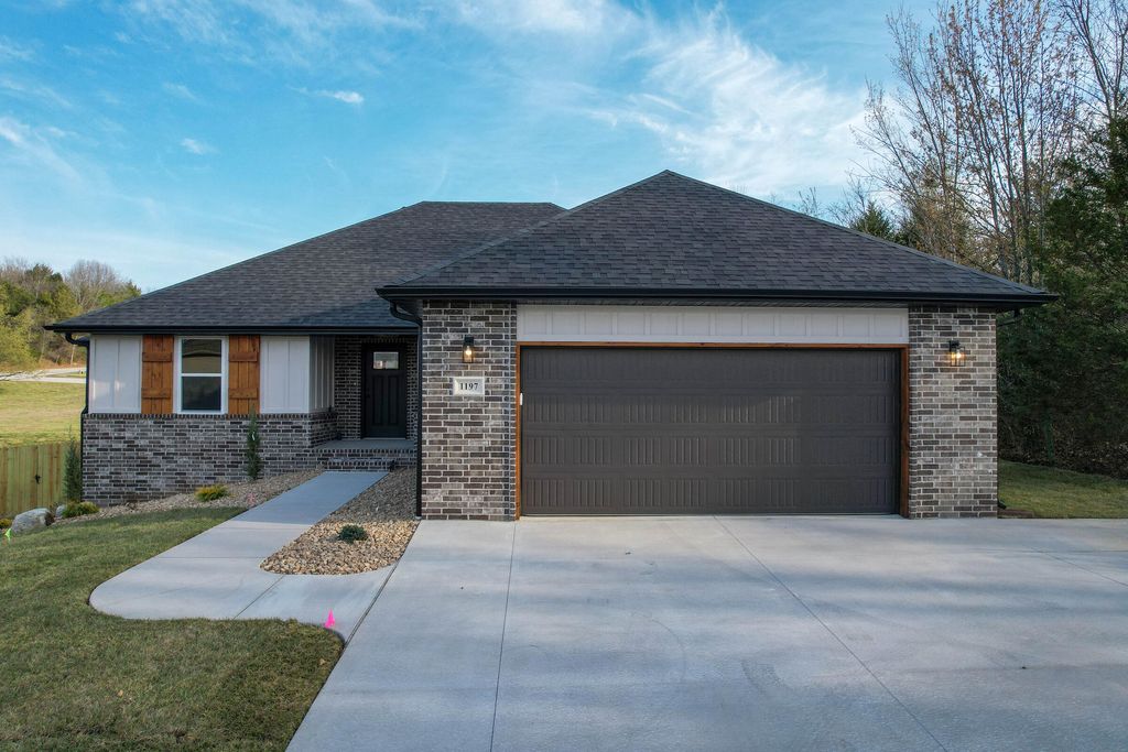 1197 W Warren Avenue, Ozark, MO 65721