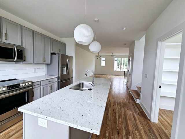 522 Cliff Cir, Nashville, TN 37218