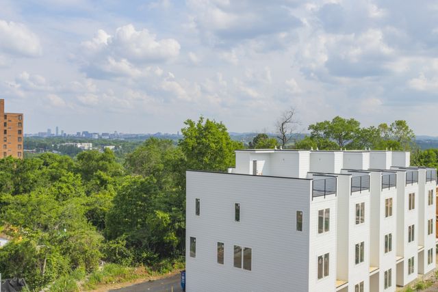 522 Cliff Cir, Nashville, TN 37218