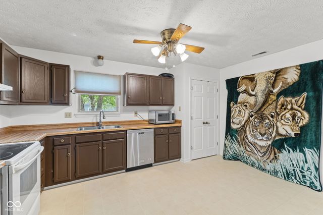 6433 Southern Lakes Drive N, Indianapolis, IN 46237