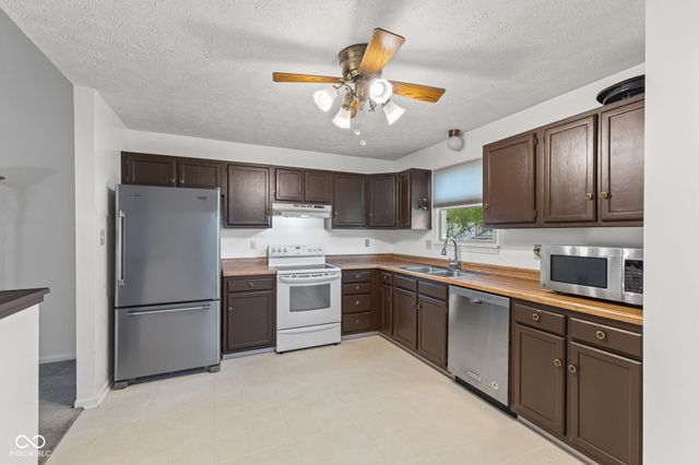 6433 Southern Lakes Drive N, Indianapolis, IN 46237