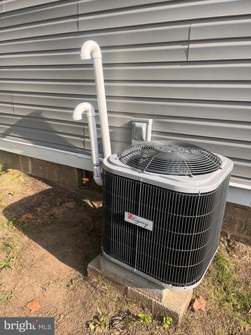 215 FRYSVILLE RD, Hellam, PA 17406