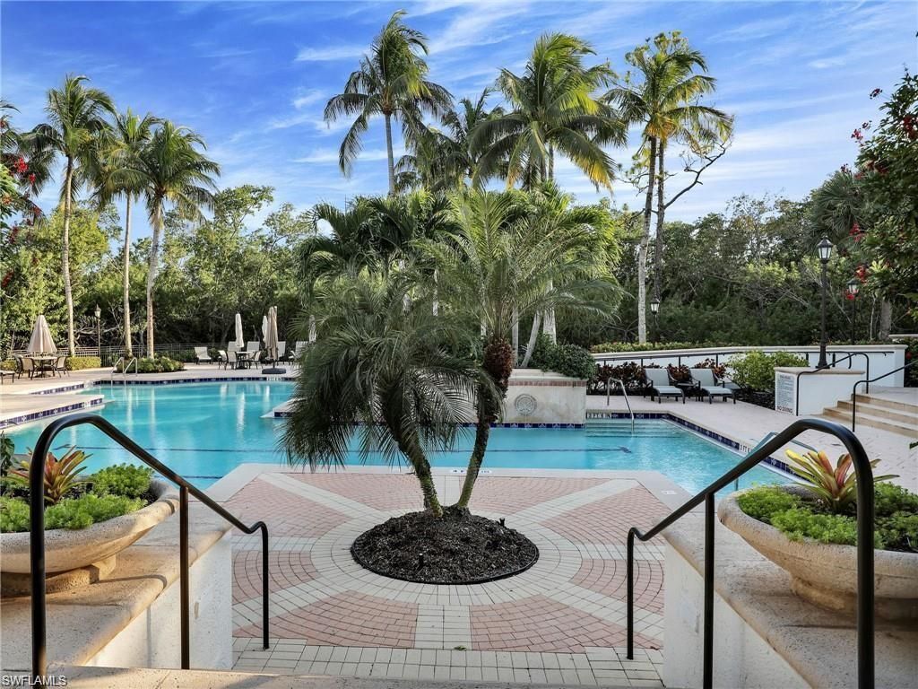 455 Cove Tower DR 303, Naples, FL 34110