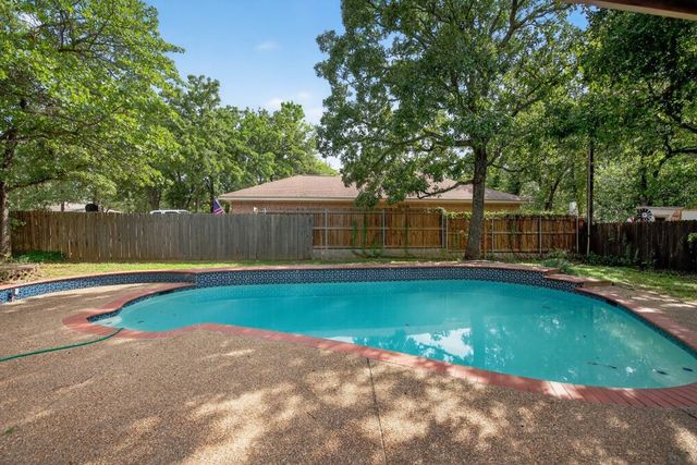 420 Meadowcrest Drive, Azle, TX 76020