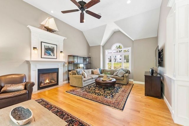39 Opal Cir, Franklin, MA 02038
