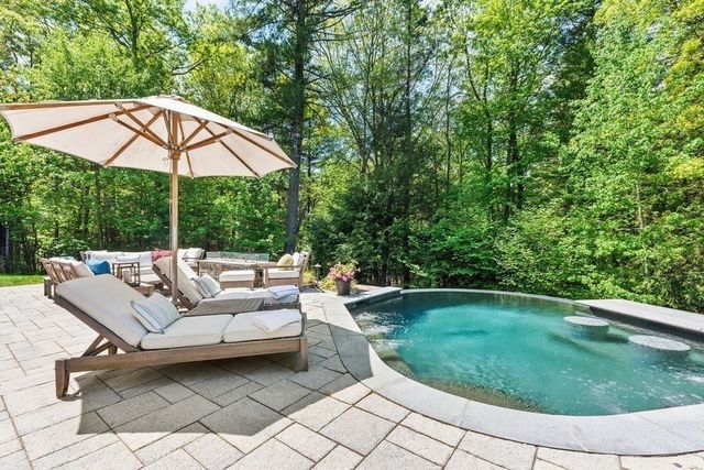 39 Opal Cir, Franklin, MA 02038