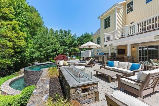 39 Opal Cir, Franklin, MA 02038
