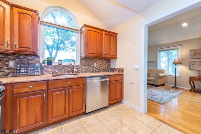 17 Constitution Ct, Montville Twp., NJ 07045