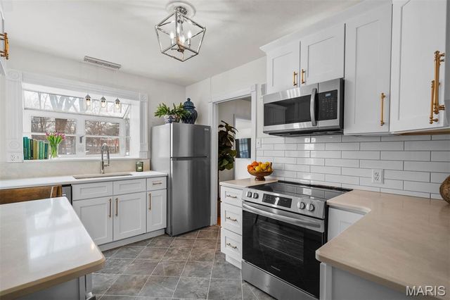 8417 Colonial Lane, St Louis, MO 63124