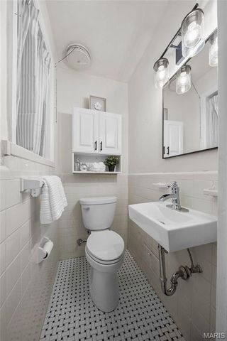 8417 Colonial Lane, St Louis, MO 63124