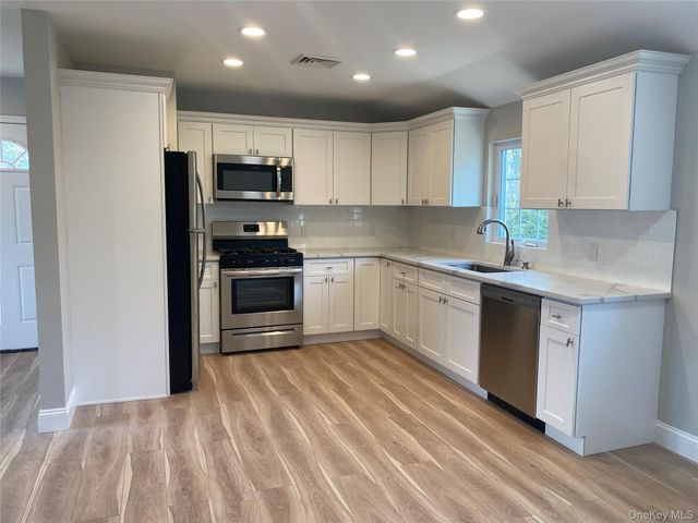 10 The Place, Glen Cove, NY 11542