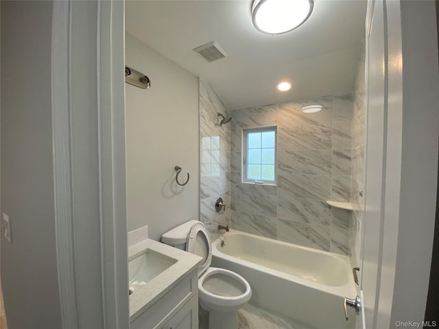 10 The Place, Glen Cove, NY 11542