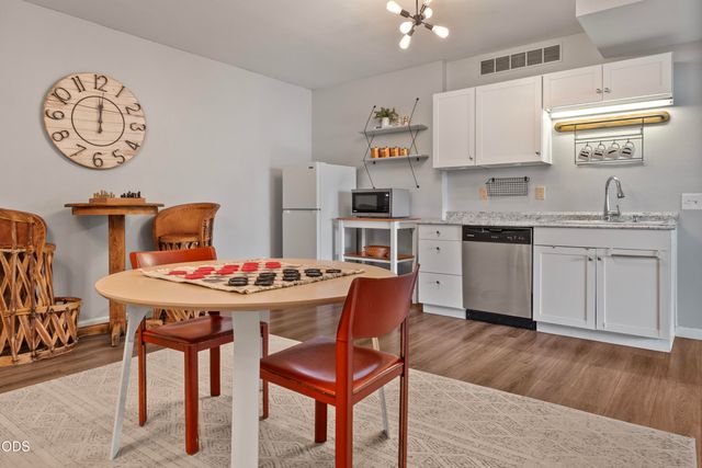 1941 NE Desert Court, Bend, OR 97701