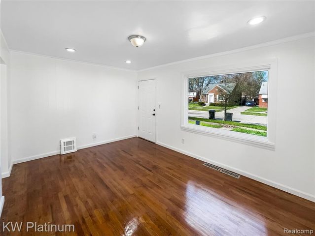 20612 Kingsville Street, Harper Woods, MI 48225