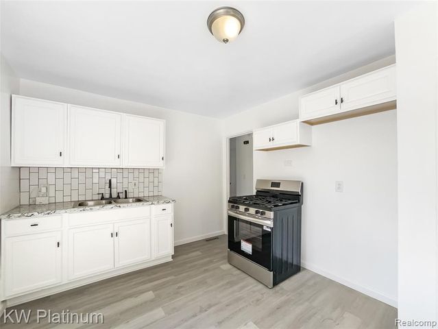 20612 Kingsville Street, Harper Woods, MI 48225